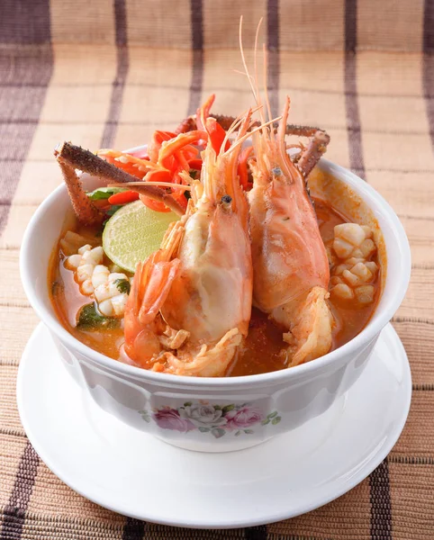 Tom Yum deniz mahsulleri çorbası veya baharatlı tom yum deniz mahsulleri çorbası, Tayland Gıda