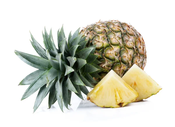 Ananas Entier Mûr Isolé Sur Blanc — Photo