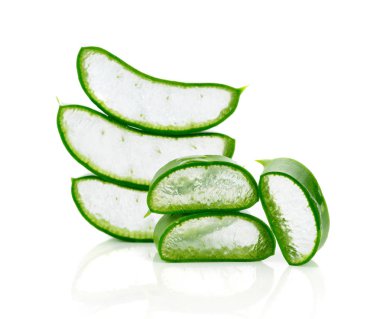 Aloe vera taze yaprak. beyaz üzerinde izole
