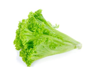 Taze yeşil marul yaprakları beyaza izole edilmiş.