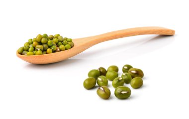 Mung fasulyeleri beyaz arkaplanda izole