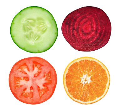 dilim salatalık, domates, portakal ve beyaz üzerine kırmızı pancar 