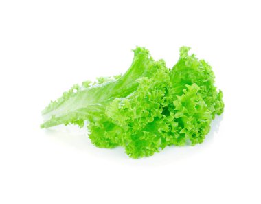 Taze yeşil marul yaprakları beyaza izole edilmiş.