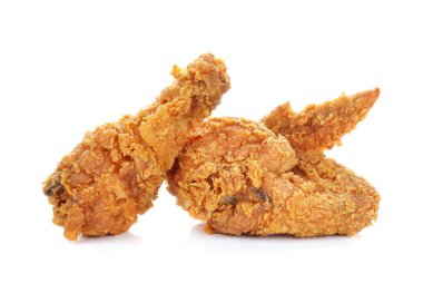 Kızarmış tavuk beyaz arka planda izole edilmiş