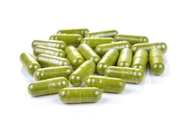Beyaz arka plan üzerinde Moringa kapsül hap