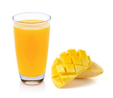 Mango suyu ve beyaz arka plan üzerinde izole mango