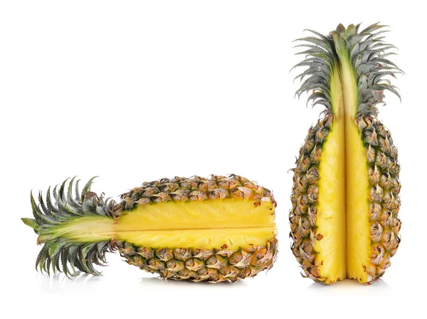 Ananas Mûrs Isolés Sur Blanc — Photo