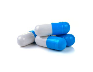 beyaz zemin üzerine hap kapsül