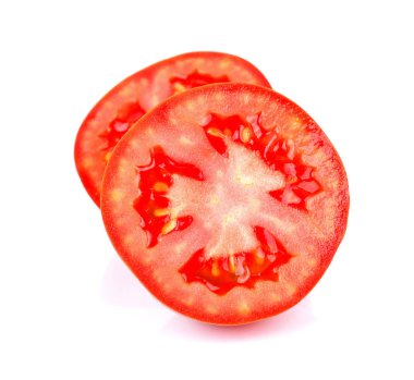 Beyaz arkaplanda izole edilmiş domates dilimi