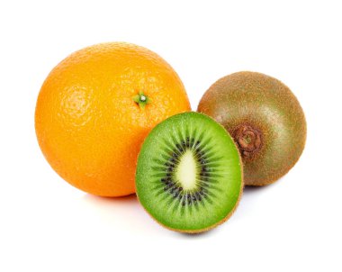 Kivi ve beyaz arka plan üzerinde izole turuncu meyve