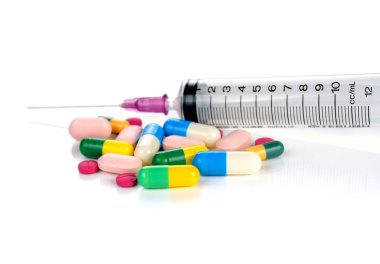 hap kapsül ve beyaz zemin üzerine şırınga