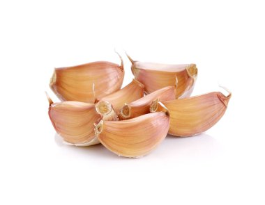 Beyaz arkaplanda sarımsak karanfilleri