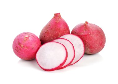 Beyaz arkaplanda kırmızı turp izole edildi