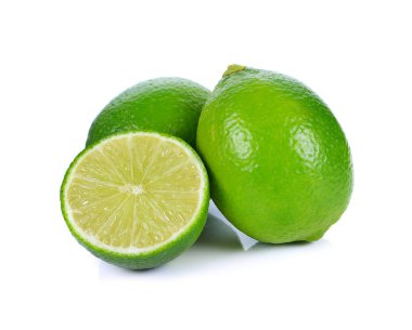 Limes yarısı beyaz arka plan üzerinde izole