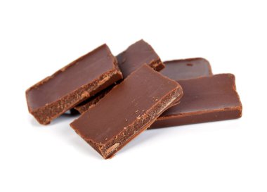 Beyaz arka planda kırık çikolata.