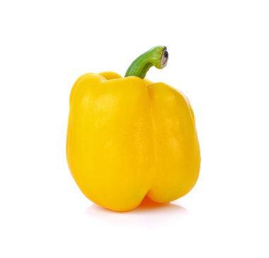 Beyaz arka planda izole edilmiş tatlı sarı biber