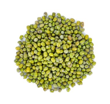 Mung fasulyeleri beyaz arkaplanda izole