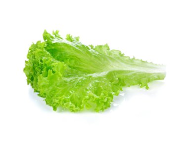 Taze yeşil marul yaprakları beyaza izole edilmiş.