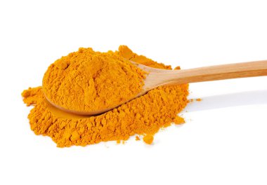 Beyaz arka plan üzerinde izole zerdeçal (Curcuma) tozu.