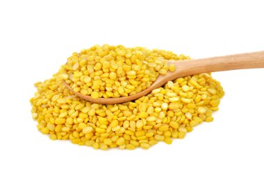 soyulmuş split mung fasulye beyaz izole.