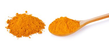 Beyaz arka plan üzerinde izole zerdeçal (Curcuma) tozu.