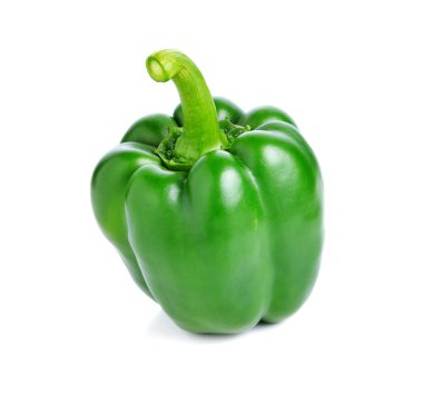 Beyaz arkaplanda yeşil biber izole edildi