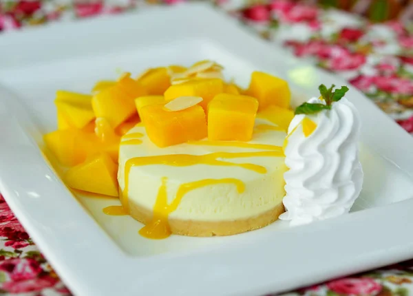 Gâteau Fromage Mangue Sur Assiette Blanche — Photo