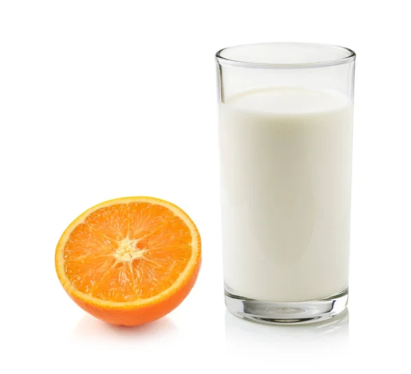 Glas Mjölk Och Hälften Orange Isolerad Vit Bakgrund — Stockfoto