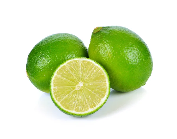 Limes Met Helft Geïsoleerd Witte Achtergrond — Stockfoto