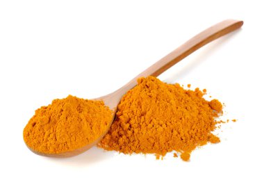 Beyaz arka plan üzerinde izole zerdeçal (Curcuma) tozu.