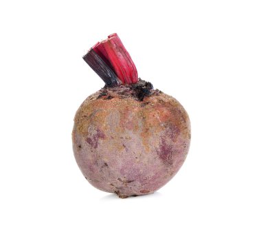 Taze pancar kökü beyaza izole edilmiş.