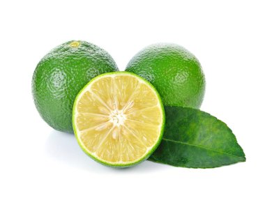 Taze kireç ve dilimler beyaz arkaplanda izole edilmiş.