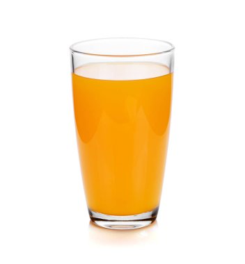 Beyaz arka planda bir bardak portakal suyu.