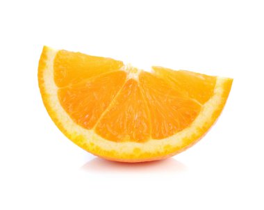 Beyaz üzerine izole edilmiş bir portakal dilimi.