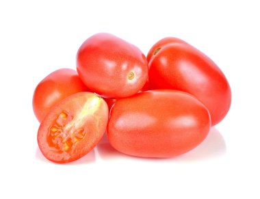 Beyaz arkaplanda izole domatesler.