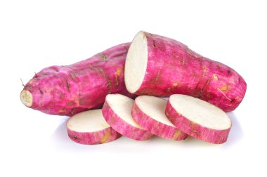 Beyaz arka planda tatlı patates