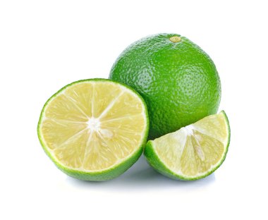 Taze kireç ve dilimler beyaz arkaplanda izole edilmiş.