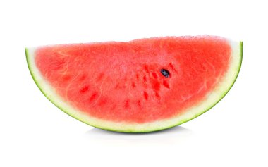 Dilimlenmiş olgun karpuz beyaz arka planda izole edilmiş.