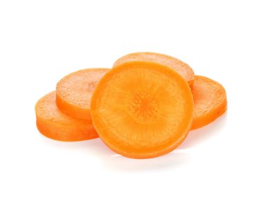 Beyaz arka planda izole edilmiş havuç dilimi.