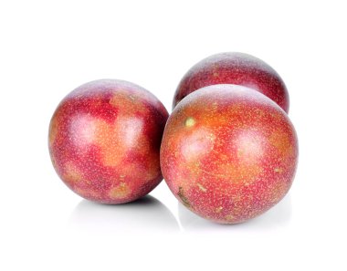 Tutku meyvesi beyazda izole