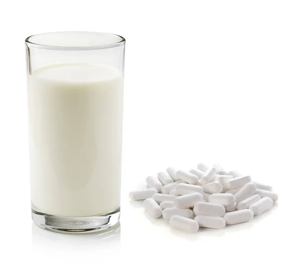 ピルと白い背景で隔離の牛乳のガラス — ストック写真