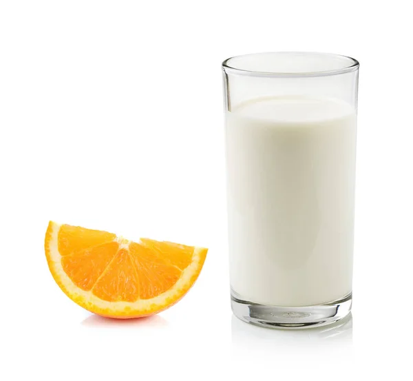 Glas Mjölk Och Hälften Orange Isolerad Vit Bakgrund — Stockfoto