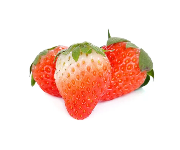 白色背景的甜草莓 — 图库照片
