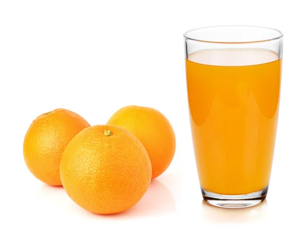 Färsk Apelsin Och Glas Med Juice — Stockfoto