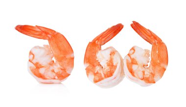 Kaynamış karides beyaz arkaplanda izole edildi