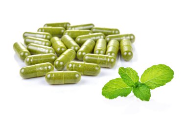 Alternatif Tıp. Organik hapları ile nane yaprakları.