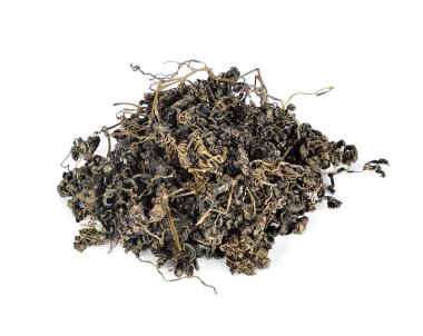 kurutulmuş yeşil çay beyaz zemin üzerine yığını