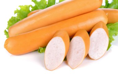 Beyaz arkaplanda sosisler