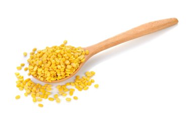 soyulmuş split mung fasulye beyaz izole.