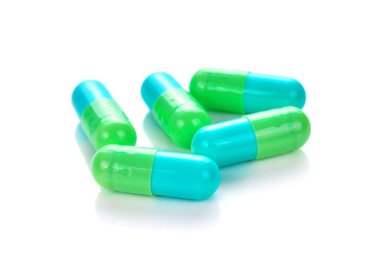 beyaz zemin üzerine hap kapsül